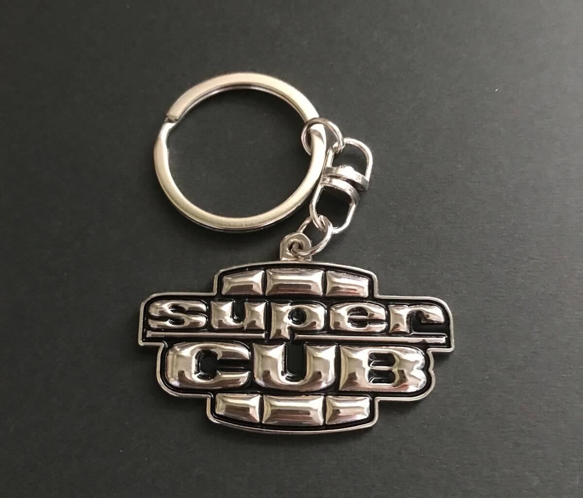 HONDA SUPER CUB 50 AA01 key ring key holder motorcycle parts Goods SIDE COVER emblem キーホルダー Decal logo スーパーカブ ホンダ_画像1