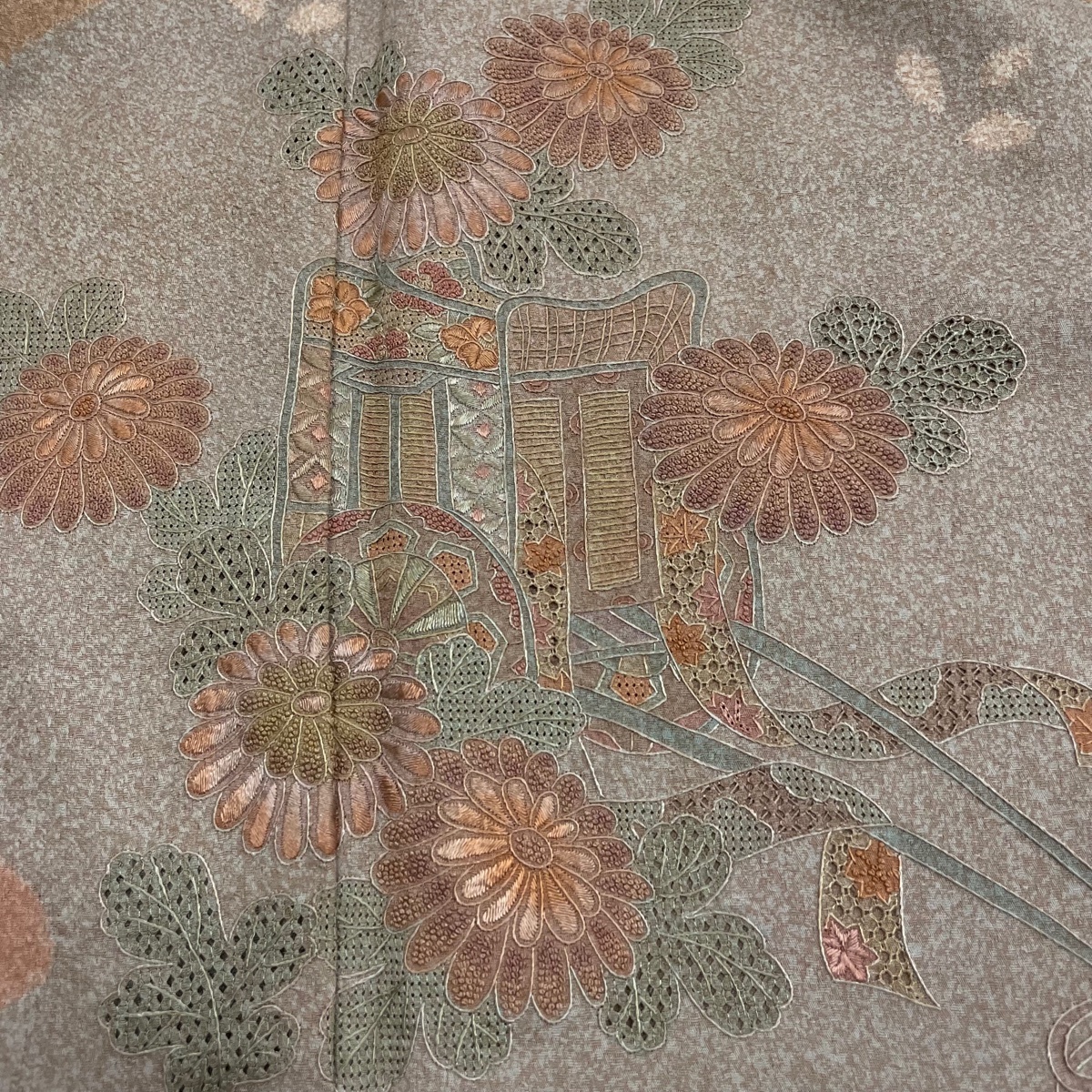 訪問着 身丈157cm 裄丈64cm M 袷 御所車 草野 刺繍 薄茶色 正絹 美品 秀品 【中古】_バイセル 14088_4