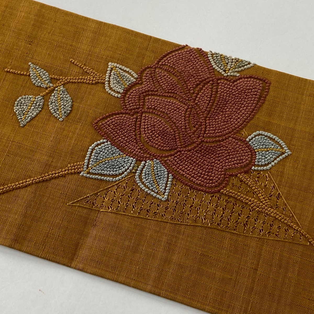 名古屋帯 美品 秀品 草花 刺繍 山吹茶色 正絹 【中古】の画像3