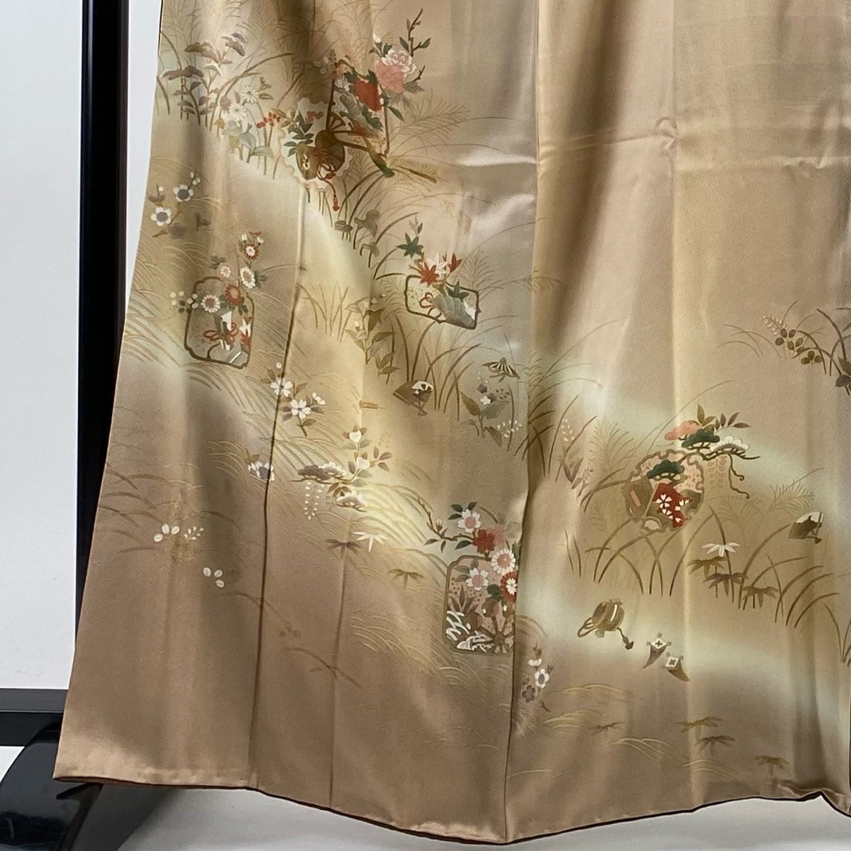 訪問着 身丈164cm 裄丈65cm M 袷 草花 鼓 金彩 ぼかし ベージュ 正絹 秀品 【中古】_バイセル 14088_2