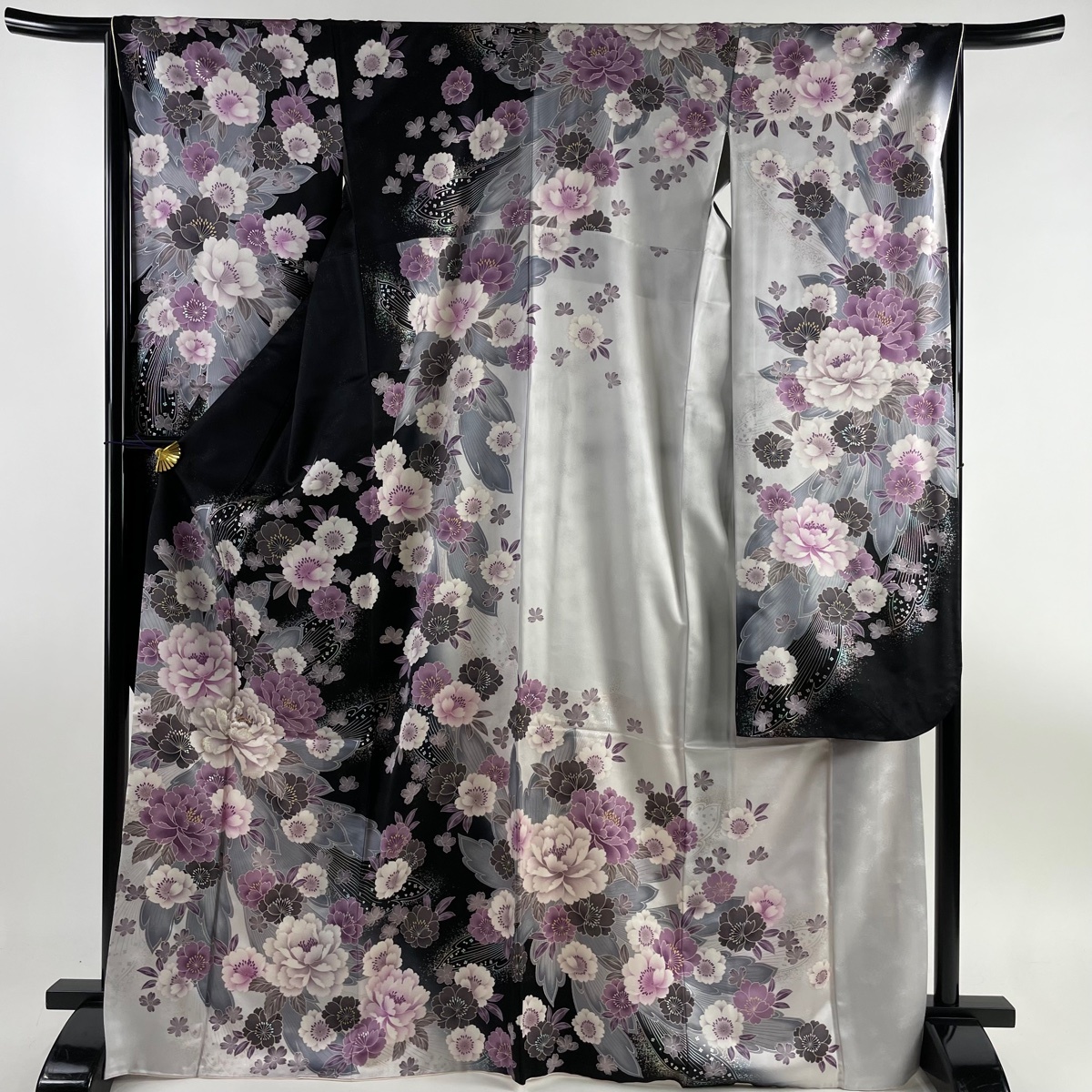  long-sleeved kimono length 169.5cm sleeve length 67cm M... Sakura silver through . embroidery black silk beautiful goods excellent article [ used ]