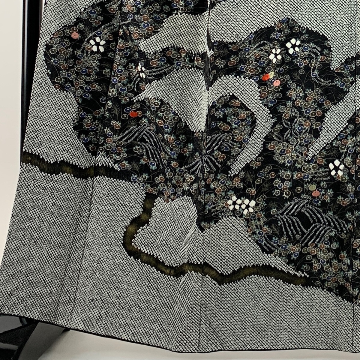 訪問着 身丈162.5cm 裄丈66cm M 袷 草花 絞り 刺繍 黒灰 正絹 秀品 【中古】_バイセル 14088_2