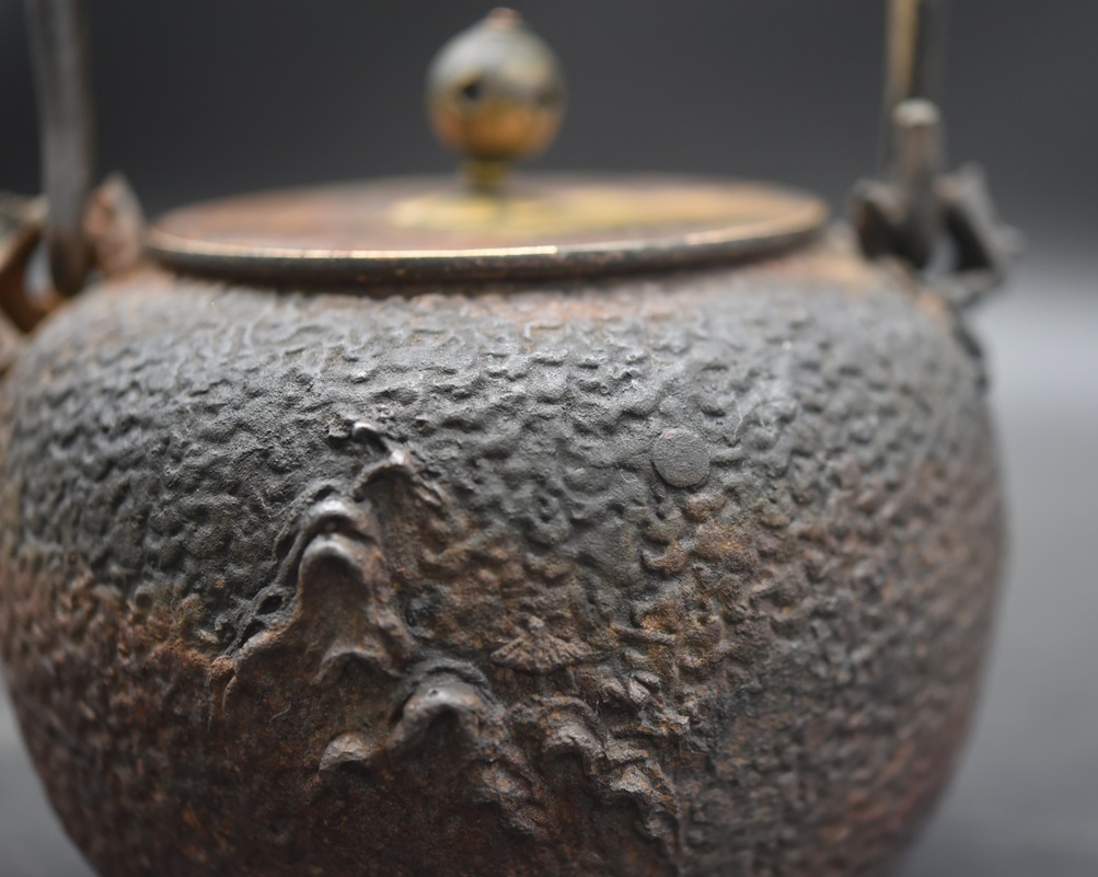 KY4-52 古美術 煎茶道具 日本亀文堂鉄瓶 底款 山水文 1.9kg 銀象嵌 胴印底款 角印  波多野 在銘 の画像3