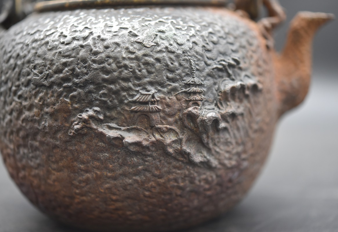 KY4-52 古美術 煎茶道具 日本亀文堂鉄瓶 底款 山水文 1.9kg 銀象嵌 胴印底款 角印  波多野 在銘 の画像5