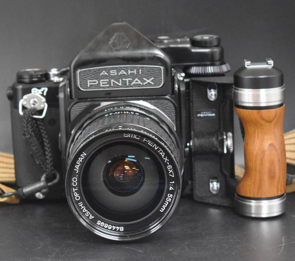 W4-61 ASAHI PENTAX アサヒ ペンタックス 6×7 中判フィルムカメラ SMC PENTAX-6×7 1:4 55mm 木製グリップ 付属品 動作未確認 現状品の画像2