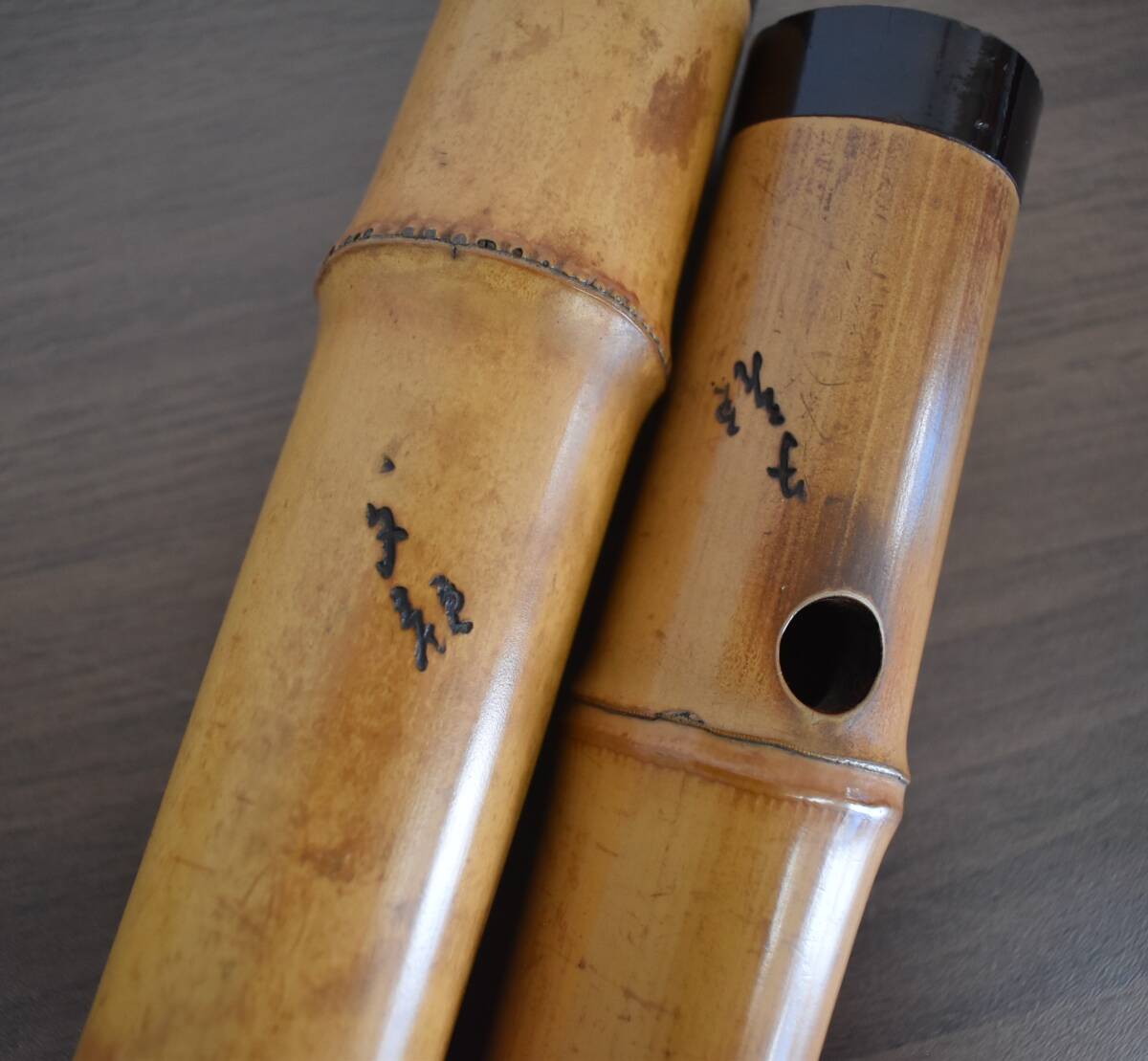F4-12 在銘あり 尺八 和楽器 縦笛 伝統和楽器 全長約55cm 袋入 中古品 楽器 音出し未確認 保管品の画像4