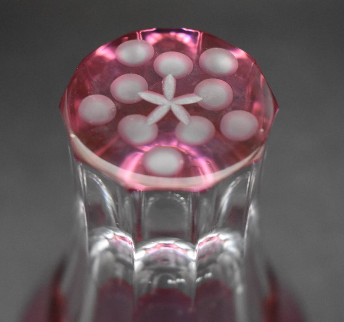 F4-49  【 2点まとめ 】在銘 八千代切子 万華鏡 杯 紅梅柄 菊柄 グラス 東洋佐々木ガラス 保管品の画像3