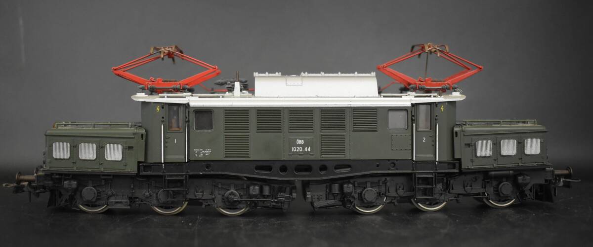W4-34 【ジャンク品】鉄道模型 オーストリア連邦鉄道 OBB 1020 電気機関車 詳細不明 グリーン 全長約21.5cm 動作未確認 現状品の画像3