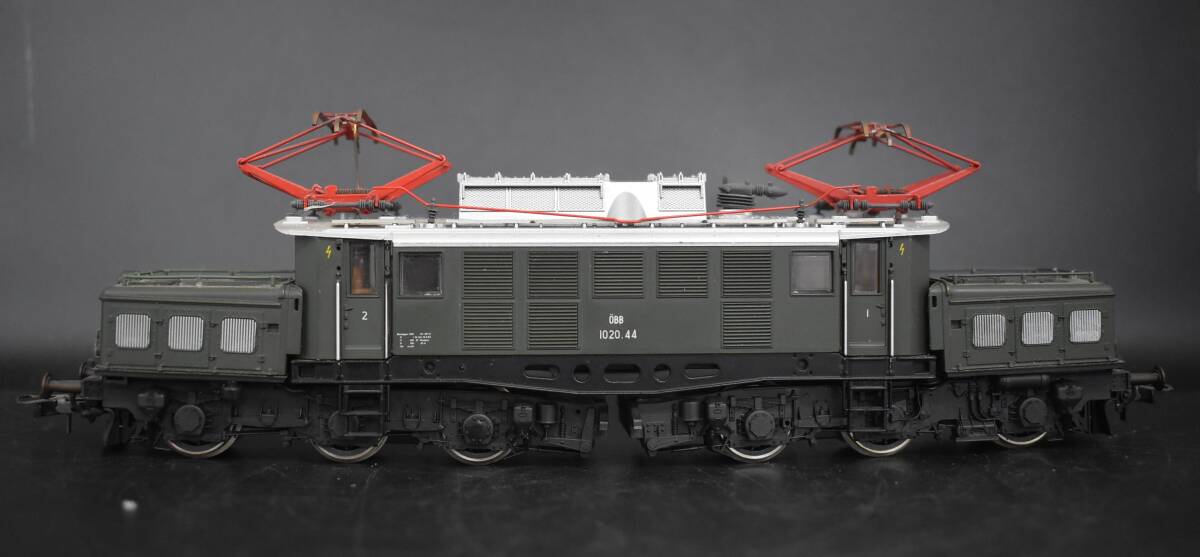 W4-34 【ジャンク品】鉄道模型 オーストリア連邦鉄道 OBB 1020 電気機関車 詳細不明 グリーン 全長約21.5cm 動作未確認 現状品の画像5