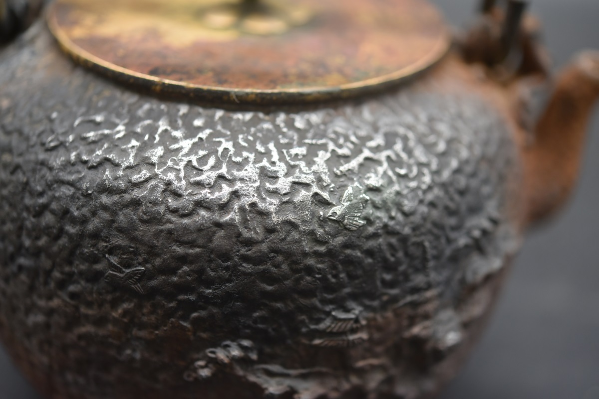 KY4-52 古美術 煎茶道具 日本亀文堂鉄瓶 底款 山水文 1.9kg 銀象嵌 胴印底款 角印  波多野 在銘 の画像6