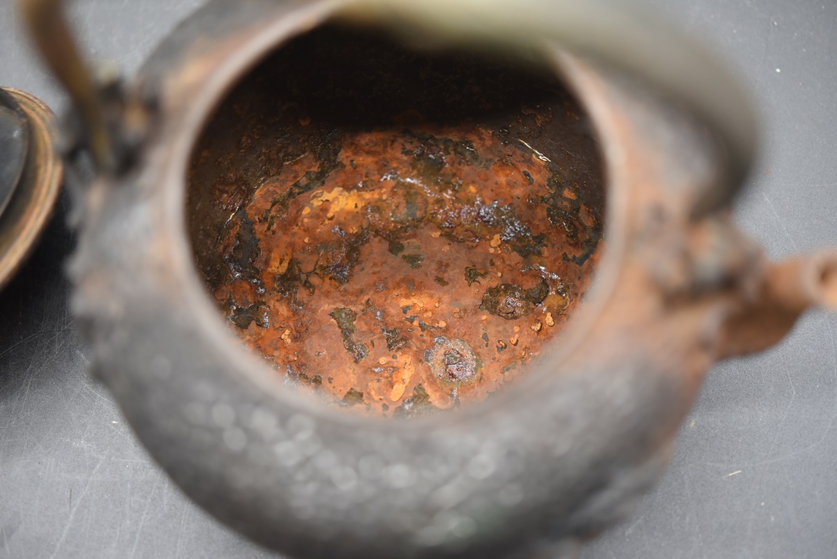 KY4-52 古美術 煎茶道具 日本亀文堂鉄瓶 底款 山水文 1.9kg 銀象嵌 胴印底款 角印  波多野 在銘 の画像10