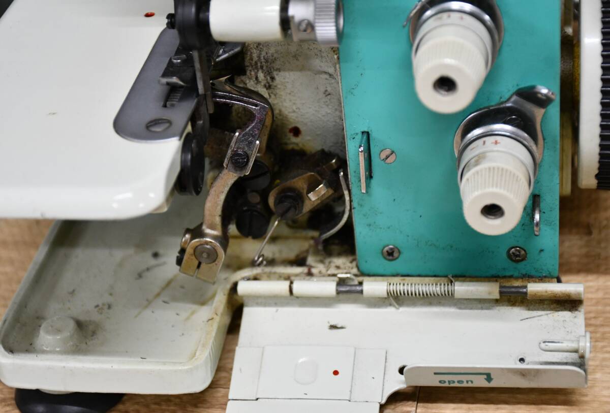 EY4-21 現状品 通電動作OK JUKI ジューキ ベビーロック ロックミシン EA-605 フッドペダル | 手工芸 裁縫 ハンドクラフト 保管品の画像3