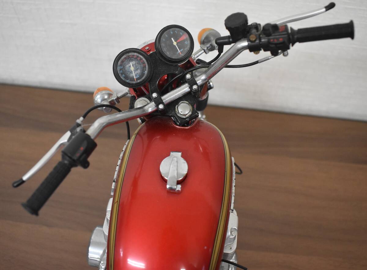 W4-49 【ジャンク品】 ミニチャンプス Honda CB 750 1968 Red Metalic Classic Bike Series ミニバイク オートバイ レッド 模型 現状品の画像6