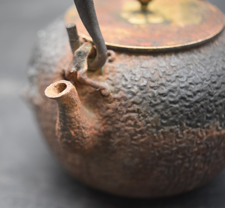KY4-52 古美術 煎茶道具 日本亀文堂鉄瓶 底款 山水文 1.9kg 銀象嵌 胴印底款 角印  波多野 在銘 の画像4
