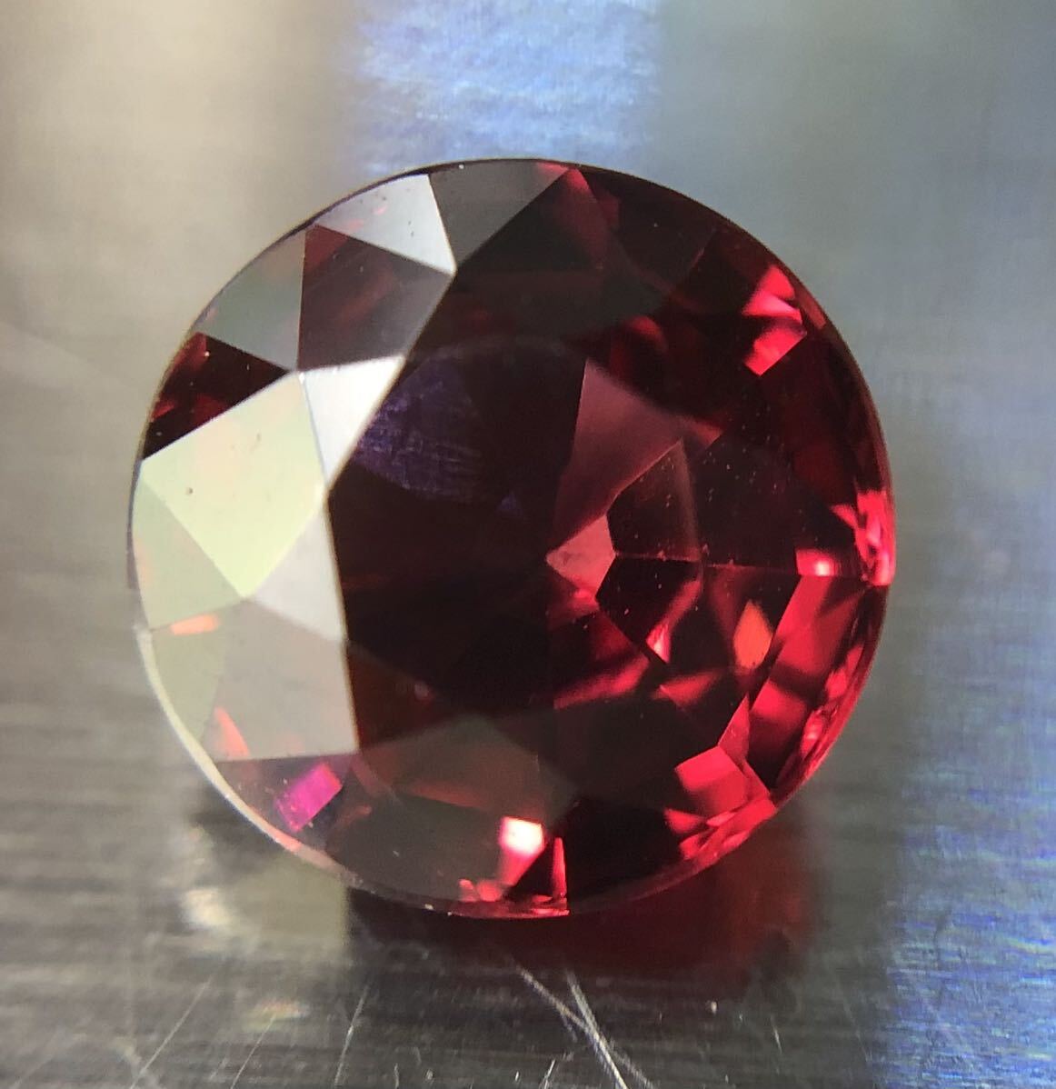 ☆蛍光で発色☆ 天然ガーネット 1.36 Ct カラット_画像1