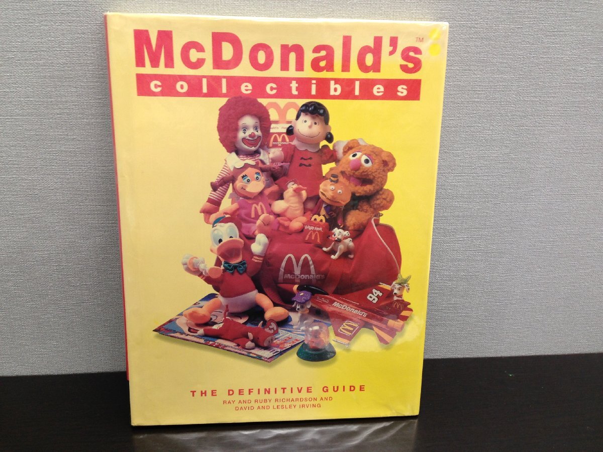 ◇ディズニー McDomald's collectibles THE DEFINITIVE GUIDE ドナルドダック マクドナルドガイド 書籍 海外 2X95 【80】_画像1