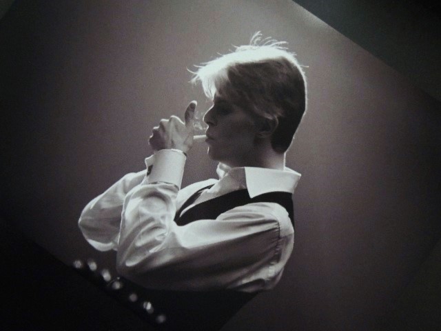 A4 額付き ポスター David Bowie デヴィッドボウイ The Thin White Duke けむり 白黒 写真_画像2