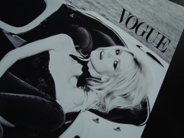 A4 額付き ポスター アルファロメオ 車 クラウディアシファー Claudia Schiffer モデル VOGUE フォト Alfa Romeo_画像2