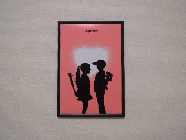 A4 額付き ポスター バンクシーフェイクラブ Fake Love Boy Meets Girl ピンク Banksy _画像4