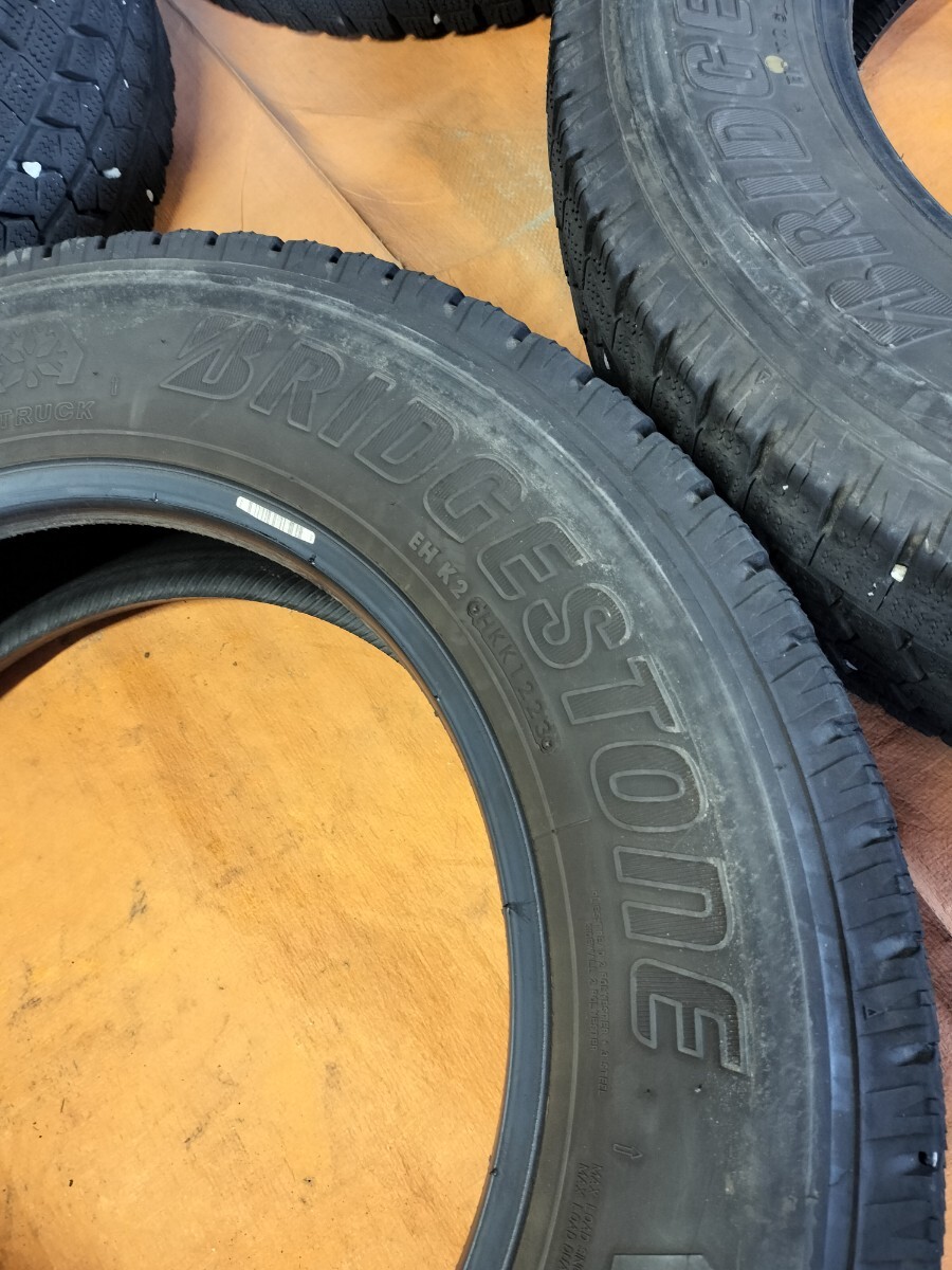 【NR0420】BRIDGESTONE BLIZZAK W979 215/70R17.5 118/116L LT スタッドレスタイヤ４本セットの画像3