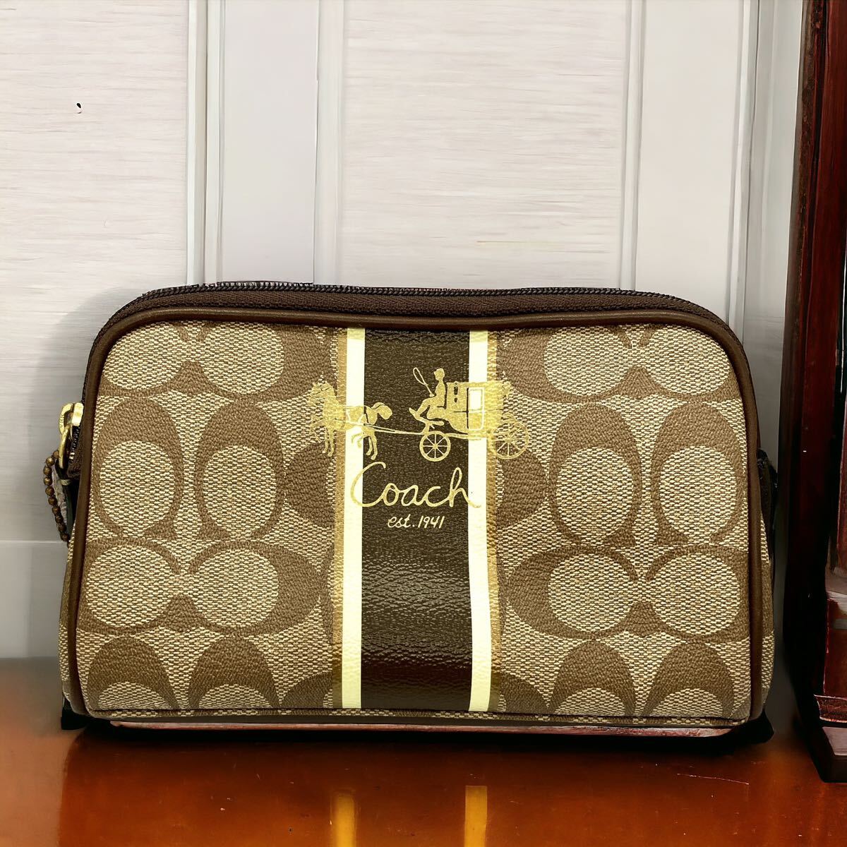 【美品】 COACH ポーチ シグネチャー 小物入れ 化粧ポーチ チャーム 馬車　コーチ　ブラウン系　_画像1