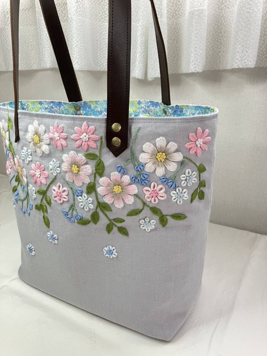 ハンドメイド／手刺繍 花の刺繍／持ち手 バッグ底 本革／トートバッグの画像3