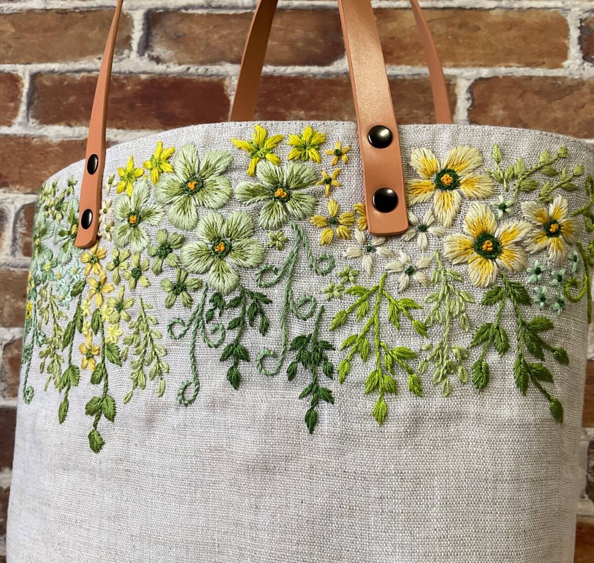 ハンドメイド　手刺繍　リネン　花柄　本革持ち手　トートバッグ