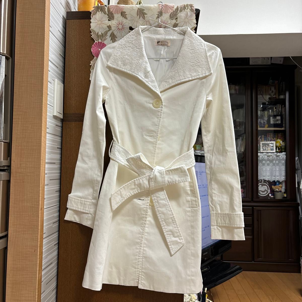 ホワイト刺繍ありコート（美品） スプリングコート