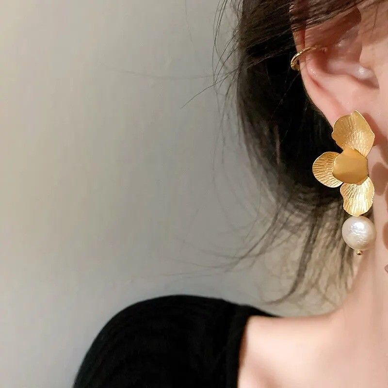 エレガントな淡水真珠のピアス　ビンテージゴールドの花びら　水滴　ジュエリーピアス