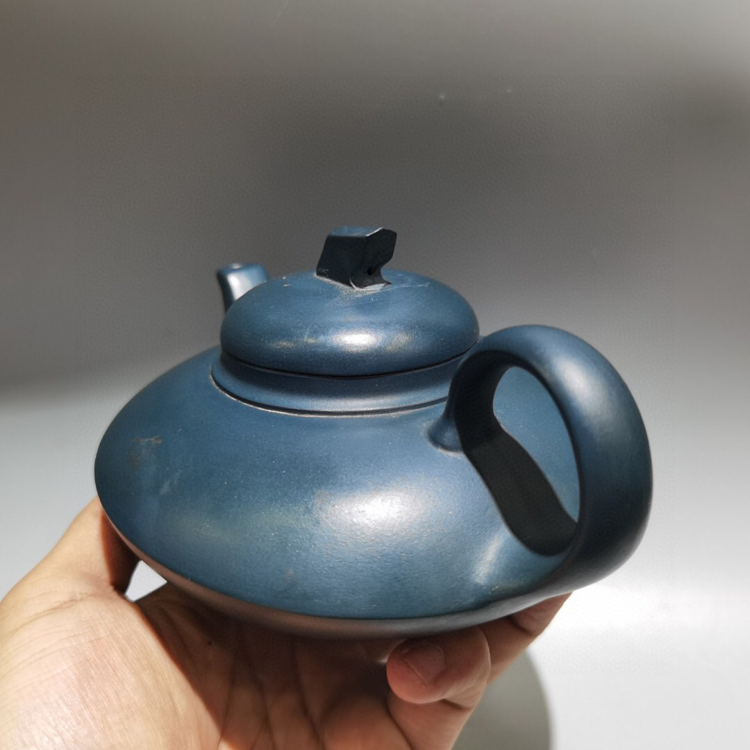 【蔵友館蔵品・紫砂壺・飛盤壺・呉群祥款・綠泥】・茶具・茶道品・希少珍品・賞物・中国古美術_画像3