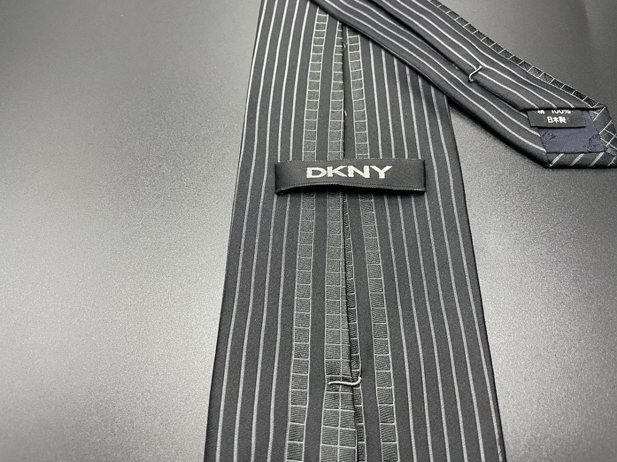 【美品】DKNY　ダナキャラン　ロゴ＆ストライプ柄　ネクタイ　3本以上送料無料　ブラック　0404231_画像2