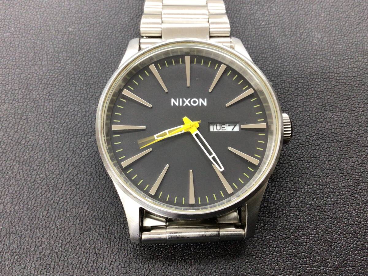 ★ 良品 ★ NIXON ニクソン クォーツ デイデイト 腕時計 ブラック 文字盤 稼動品の画像2