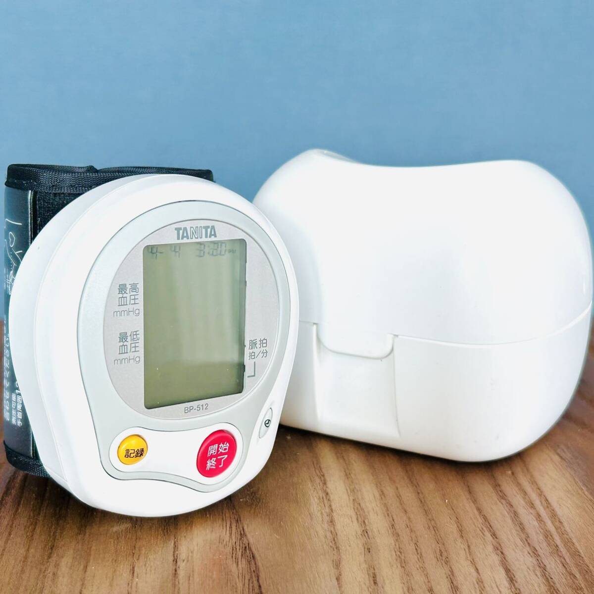 n011 手首式血圧計 タニタ TANITA ホワイト 健康器具 電子血圧計 BP-512 2020年製 ケース付きの画像1