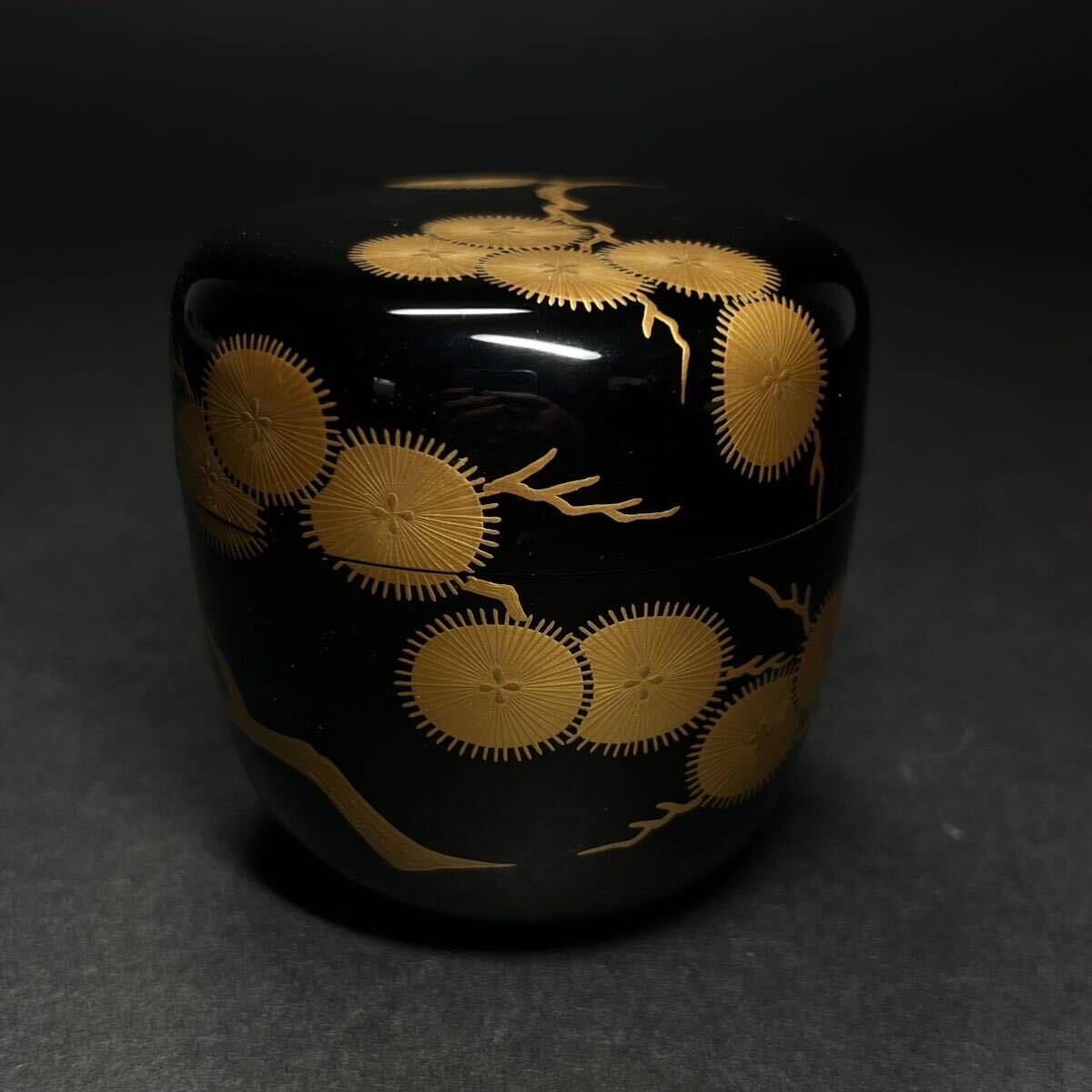 大棗　塗師　龍斎作　松蒔絵　内銀溜　金蒔絵　茶棗　茶入　茶道具　茶器　漆器　共箱_画像3