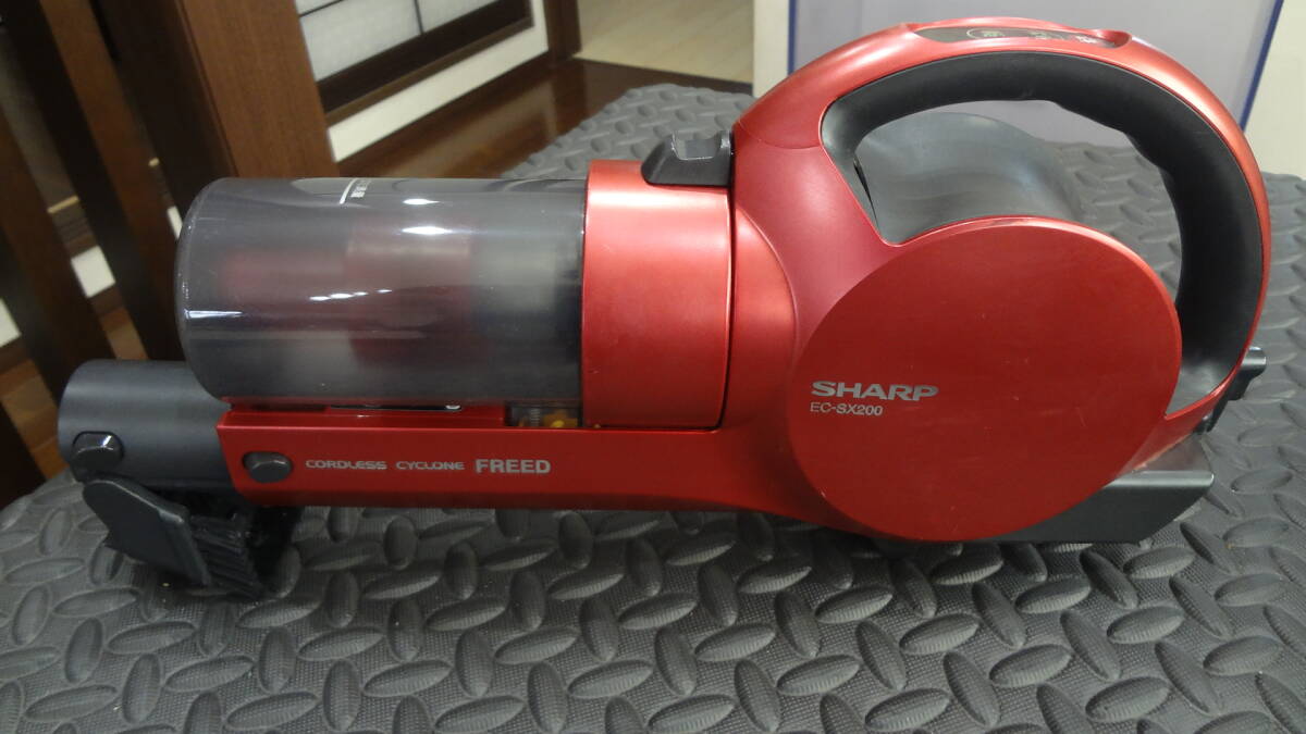 SHARP FREED コードレスサイクロン掃除機 EC-SX200-R 赤色 予備バッテリー 予備フィルター 付_画像2