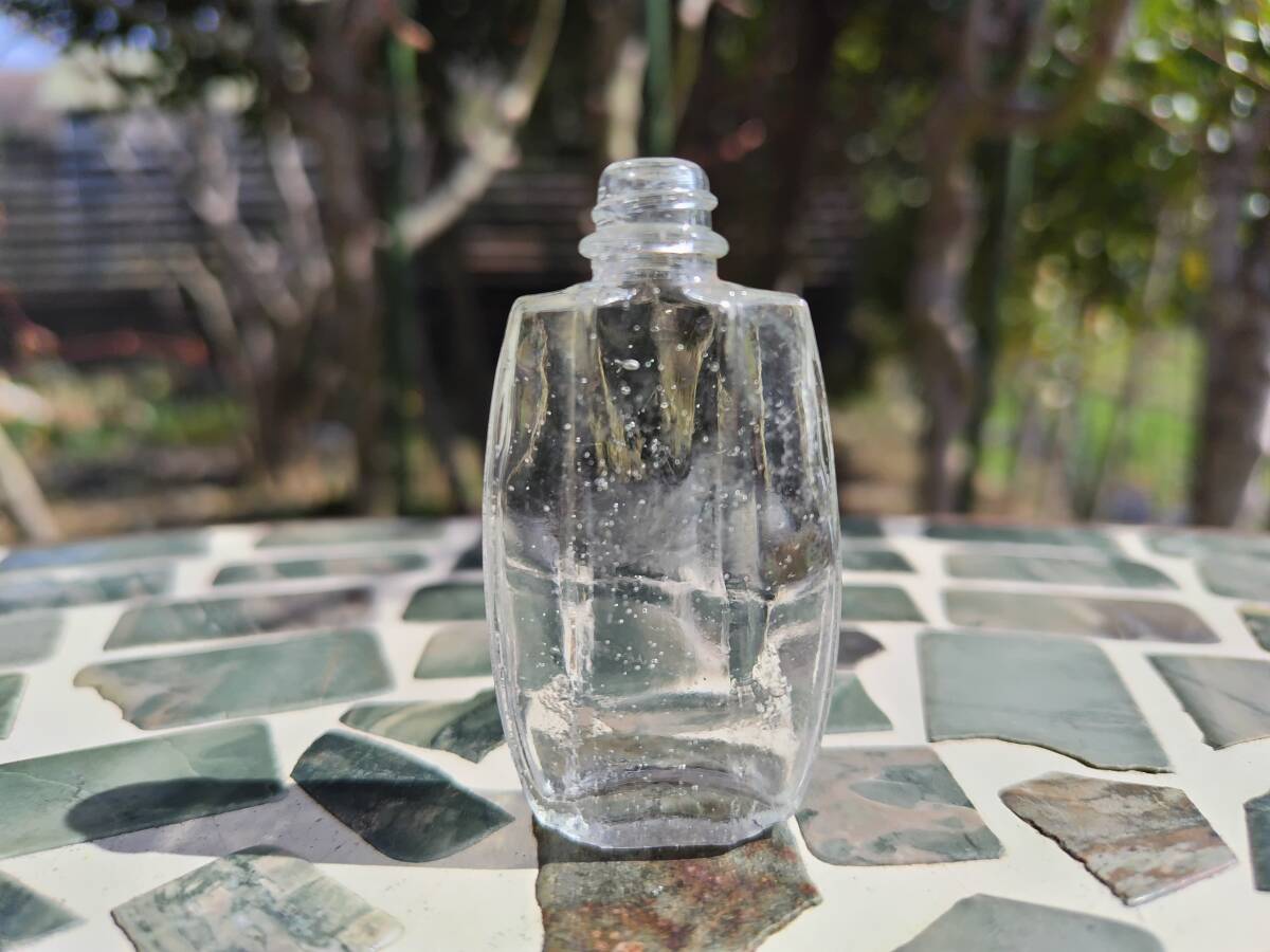 レトロガラス瓶 丸薬瓶 小瓶 不透明ガラス瓶 コルク栓 スクリュー栓 気泡 製造皺 製造バリ 3種3本まとめて/瓶/ガラス瓶/昭和レトロ/当時物の画像8