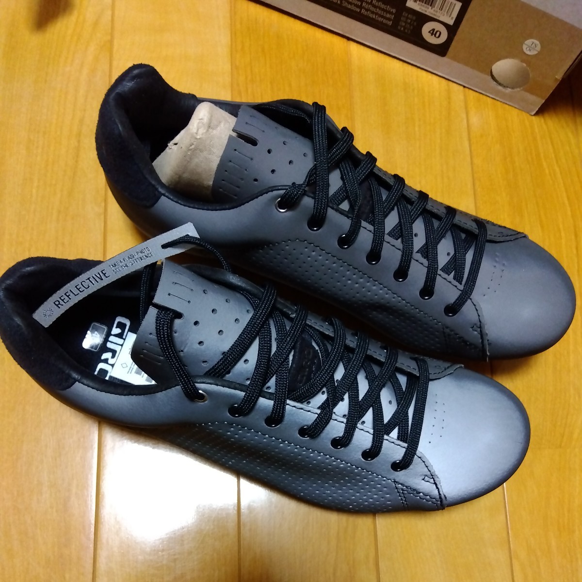 ジロ GIRO リパブリック REPUBLIC LX 　Dark Shadow Reflective　41_光に反射してる状態