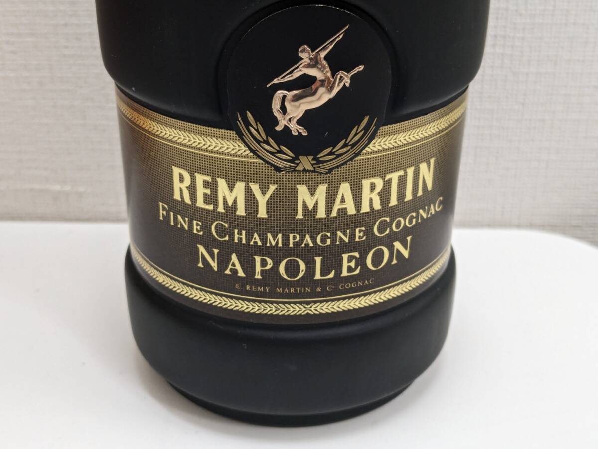 【RG-1579】【1円～】REMY MARTIN FINE CHAMPAGNE COGNAC NAPOLEON ナポレオン ロングネック 箱付き 700ml 40% 未開栓 保管品 現状品_画像3