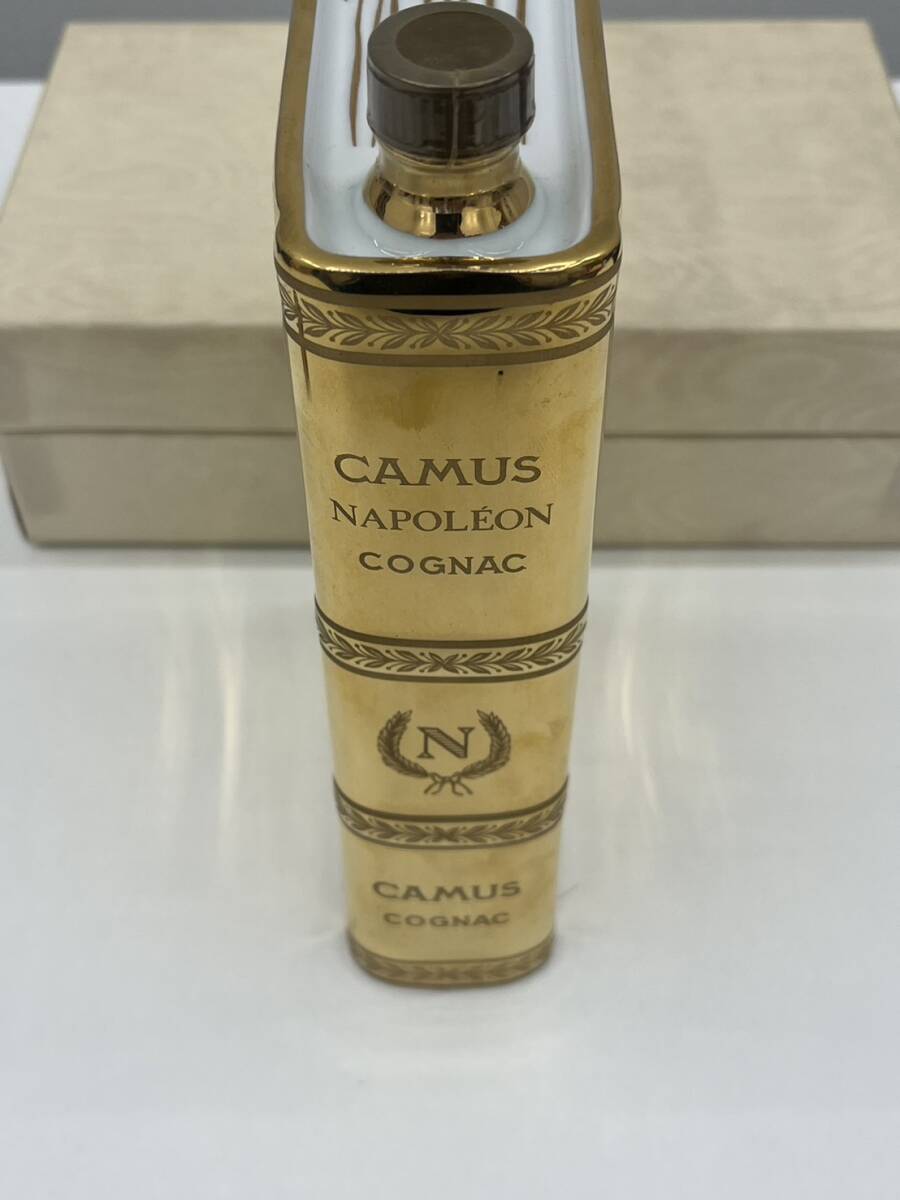 【MS-56】１円～ CAMUS カミュ NAPOLEON ナポレオン ブック ゴールド 陶器ボトル 替え栓 700ml 古酒 ブランデー コニャック 未開栓 現状品_画像4