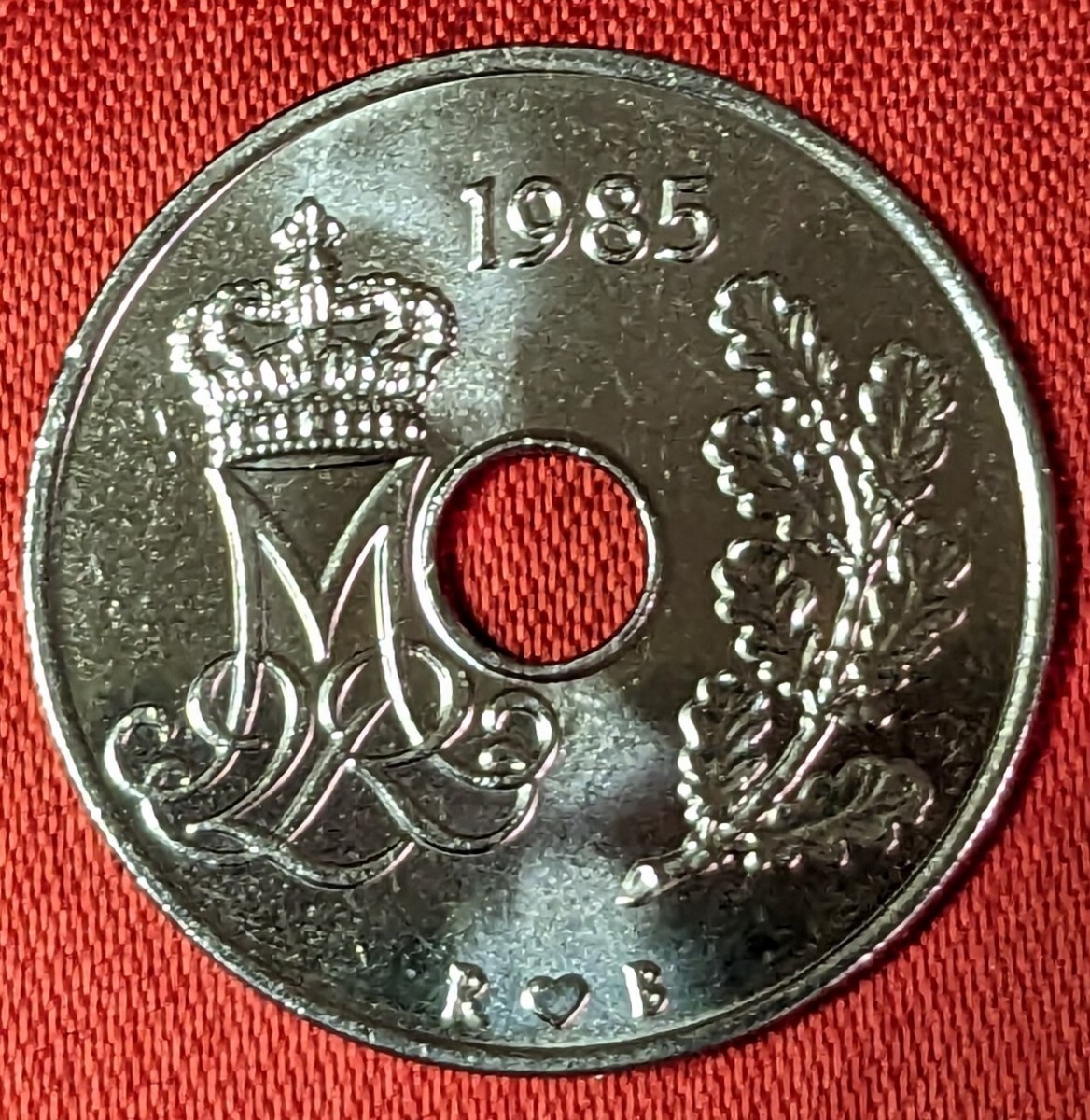 デンマーク　25オーレ白銅貨　1985年　【未使用】　　 　玉ちゃんNo.3360_画像2