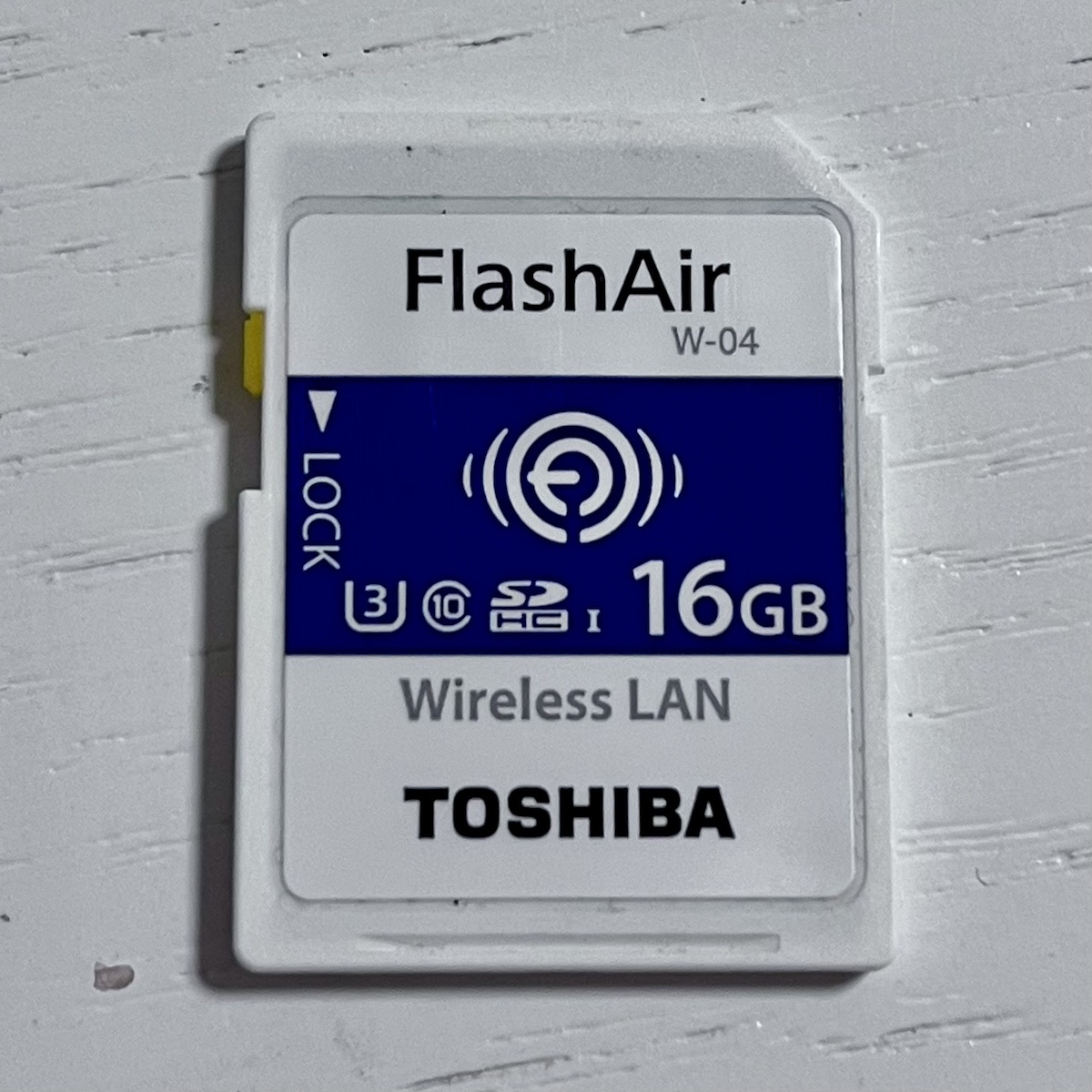 SDカード TOSHIBA FlashAir W-04 16GB SDHC 無線LAN Wi-Fi搭載の画像1