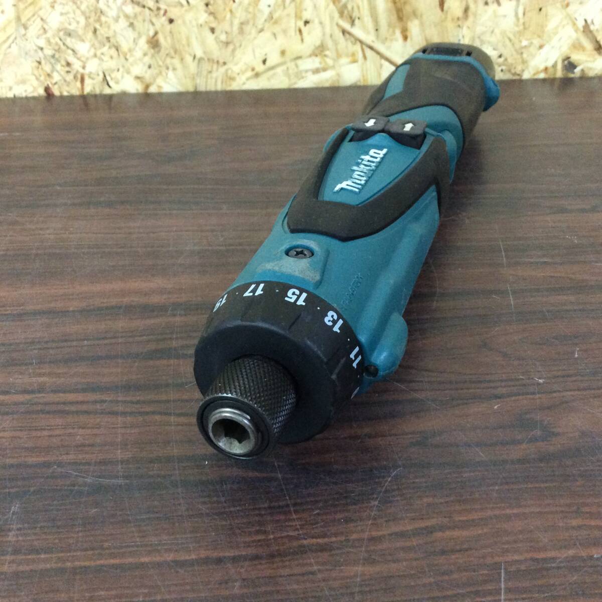 【TH-2049】中古品 makita マキタ 充電式ペンドライバドリル DF010D 本体 バッテリ1個の画像3