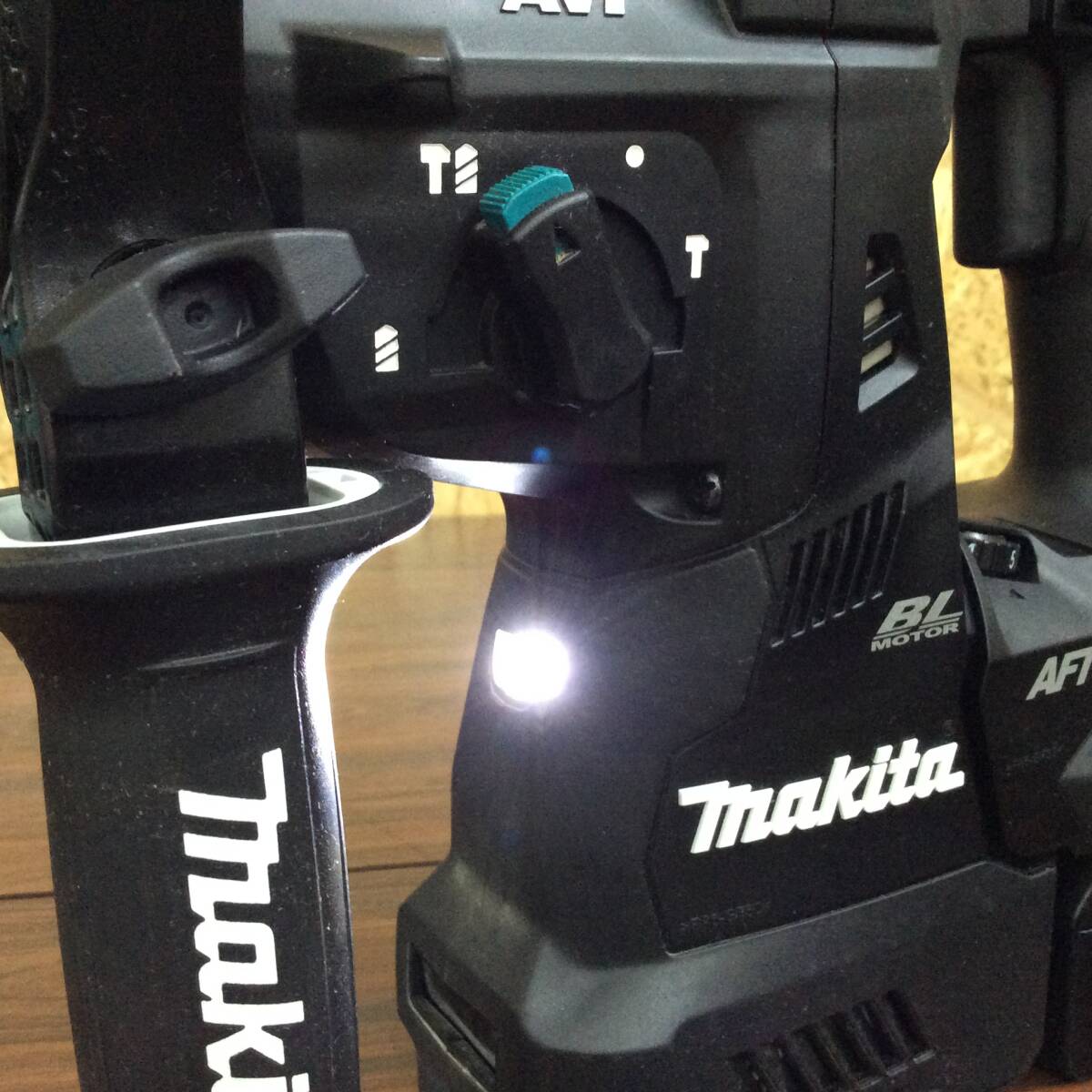 【TH-2189】中古品 makita マキタ 28mm充電式ハンマドリル HR001GDXVB 純正バッテリー2個 充電器 集じんシステム DX12 セットの画像3