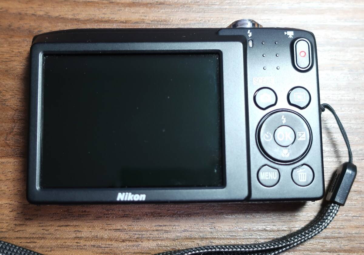Nikon ニコン COOLPIX A100 クールピクス コンパクト デジタル カメラ 動作品 バッテリー、ケース、取説、ケーブル、充電器付きの画像3