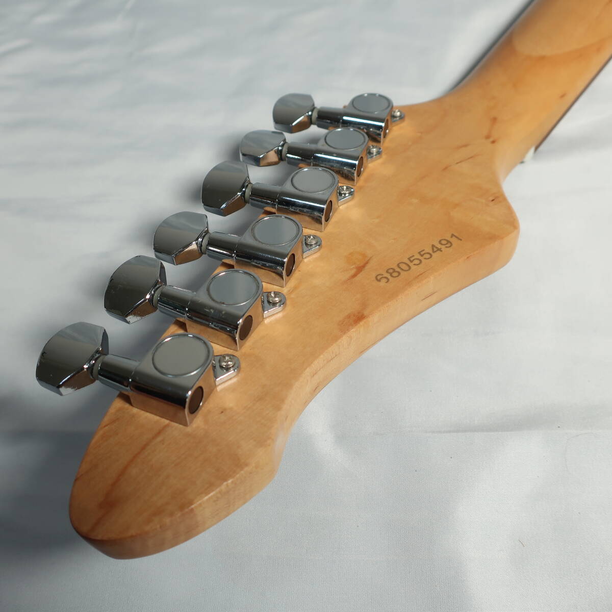 ARIA ProⅡ ストラトタイプ エレキギター ケース付き マッチングヘッド レッド アーチトップ 楽器/160サイズの画像5
