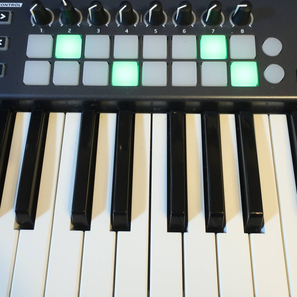 Novation LAUNCHKEY49 MIDI keyboard 49 keyboard DTMno beige .n musical instruments /140 size 