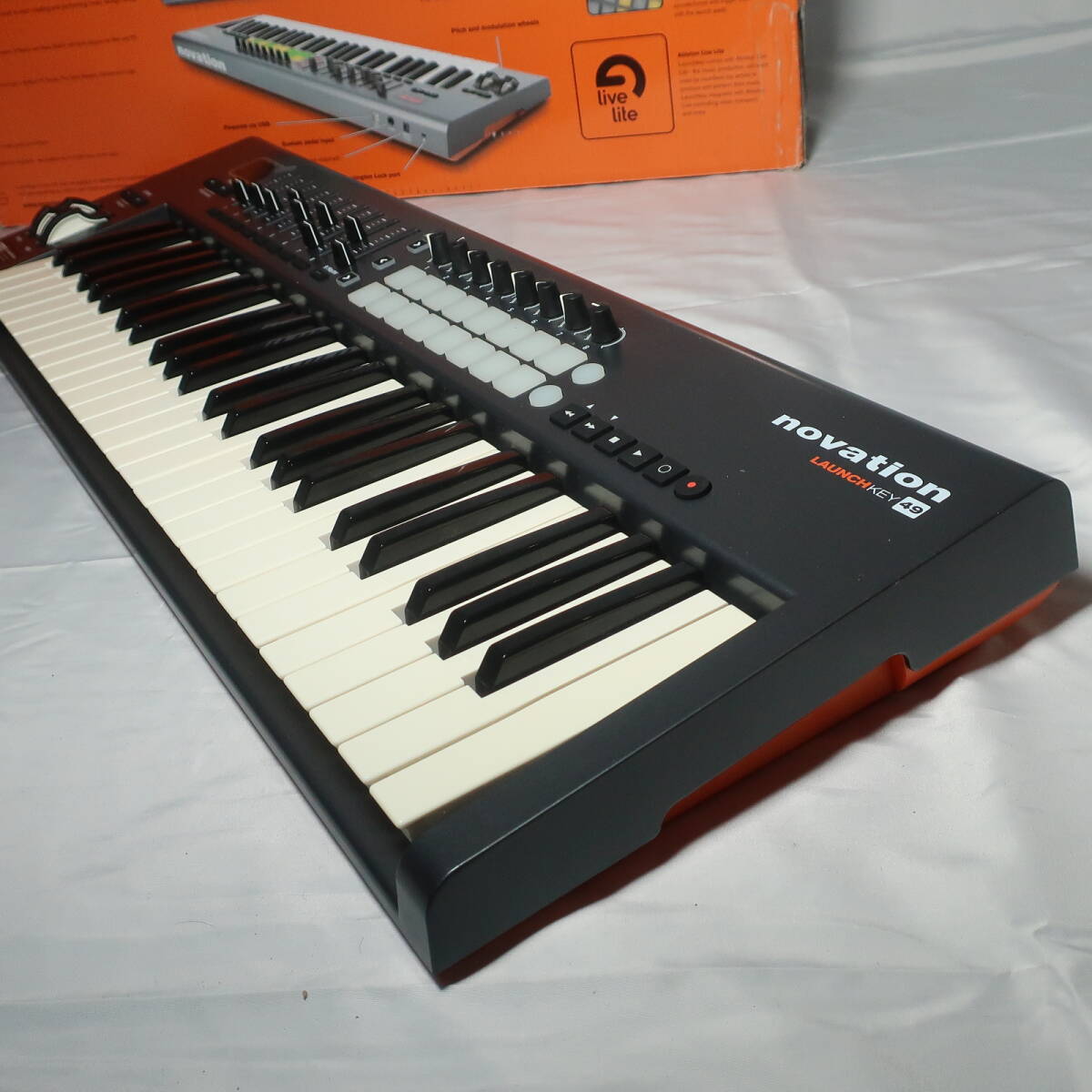 Novation LAUNCHKEY49 MIDI keyboard 49 keyboard DTMno beige .n musical instruments /140 size 