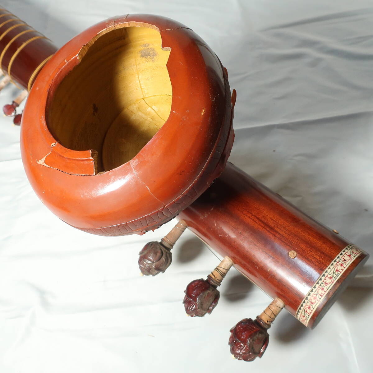 シタール ハードケース付 インド 民族楽器 全長約124cm 装飾バインディング 木彫り植物柄模様ボディ 楽器/220サイズ_画像9