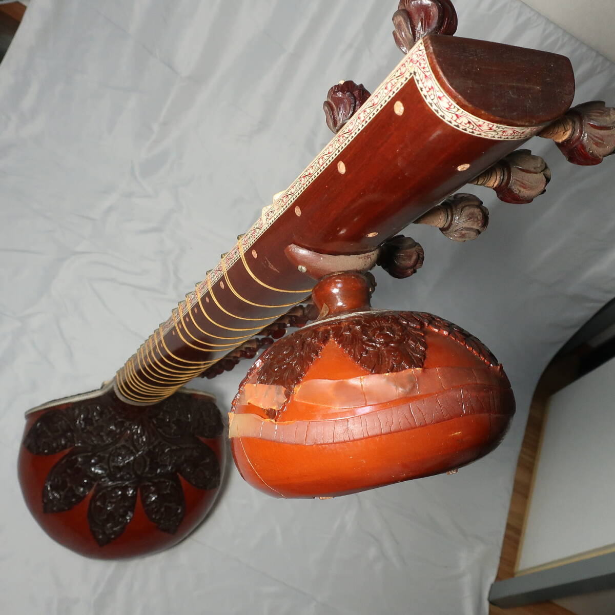 シタール ハードケース付 インド 民族楽器 全長約124cm 装飾バインディング 木彫り植物柄模様ボディ 楽器/220サイズ_画像5