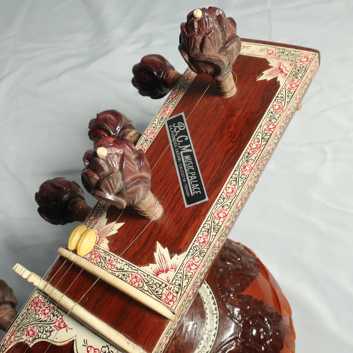 シタール ハードケース付 インド 民族楽器 全長約124cm 装飾バインディング 木彫り植物柄模様ボディ 楽器/220サイズ_画像4